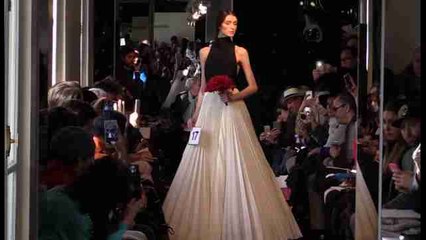 Stephane Rolland compone una oda a la feminidad y la sensualidad en la Alta Costura de París