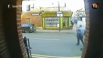 Vea cómo este carro voló a un hombre de 53 años en Inglaterra