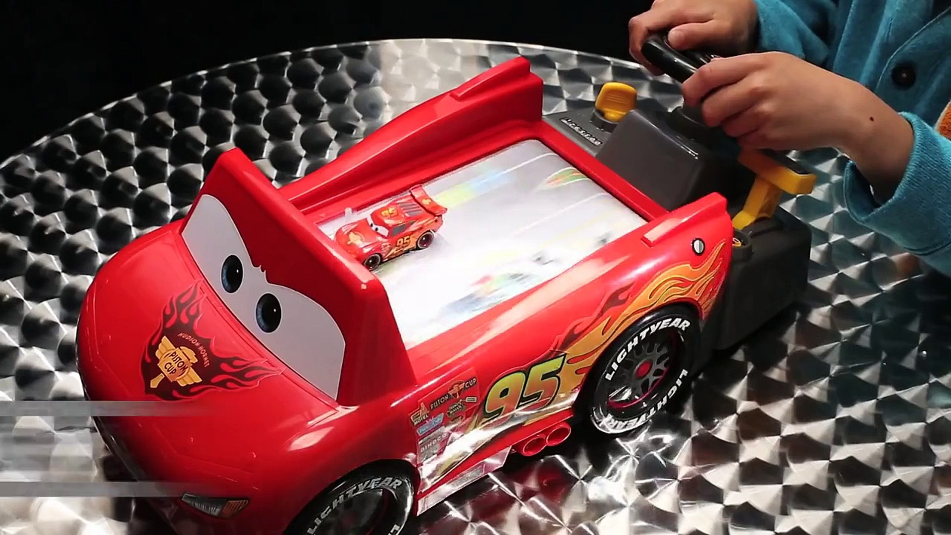 レースでおいこせ！ カーズ トミカ ドライビングマックィーン - video