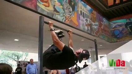 Mira cómo este hombre de 72 años practica "entrenamientos callejeros"