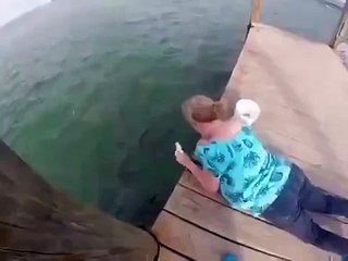 Женщина кормила рыбу и вдруг