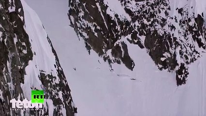 Mira la aparatosa caída desde una montaña de esta esquiadora