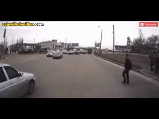 Kırmızı Yanarken Herkesten Önce Karşıya Geçmeye Çalışan Gencin Dramı