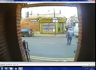 Un homme se fait renverser par une voiture