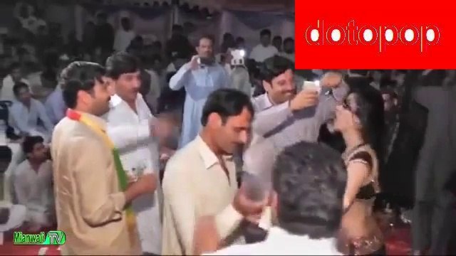 Beautiful Dancer Girl Live Wedding-Shadi Dance-Mujra 2016