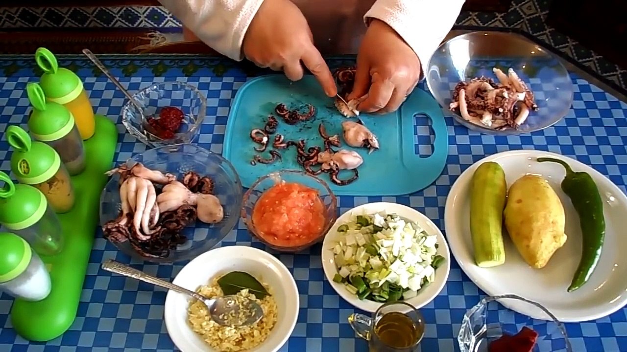 كمونية بالقرنيط الاخطبوط petit octopus كمونية (بومسيك) الاكلات التونسية cuisine tunisienne
