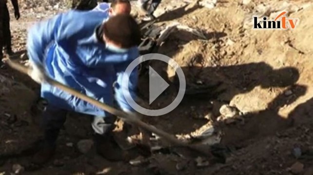 Wanita, kanak-kanak disumbat dalam kubur besar