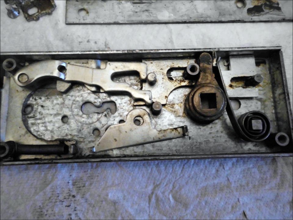 Wo kommt die Feder im Glastürschloss hin