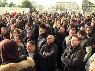 Grève des taxis: la mobilisation se poursuit, Valls nomme un médiateur