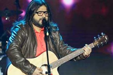 Pritam mesmerizes the audience with an unplugged act