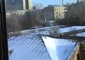 Kavanoz Kapağıyla Çatıda Kayak Yapan Karga