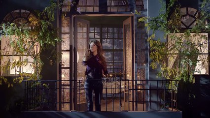 Nancy Ajram - W Bkoun Jayi Wadeaak Official Video Clip -