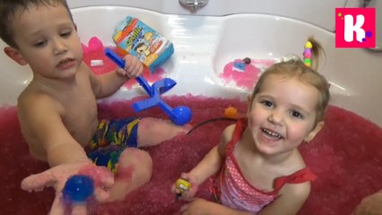 Красная желейная ванная растим снег в ванной ищем сюрпризы Снежколепом Squishy Gelli Baff with toys