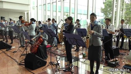 ANAのテーマ曲をCAやパイロット達が演奏
