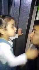 Download Video: Polis Babasını işe beraber gitmeye ikna etmeye çalışan minik kız