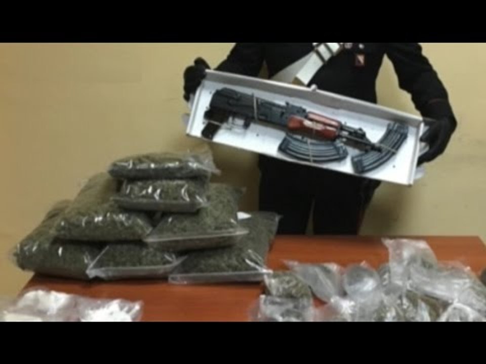 Torre Annunziata (NA) - Armi e droga in nascondiglio segreto: coniugi in arresto (26.01.16)
