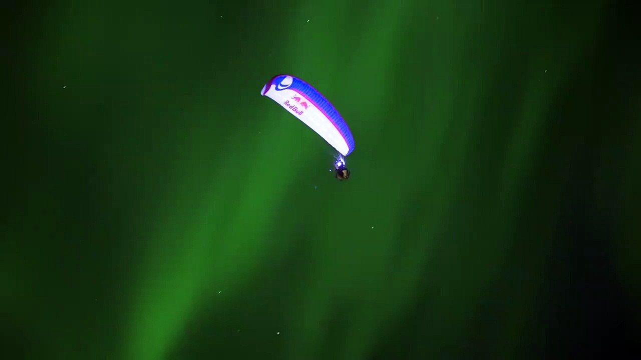 Norvège : du parapente sous les aurores boréales à Tromso