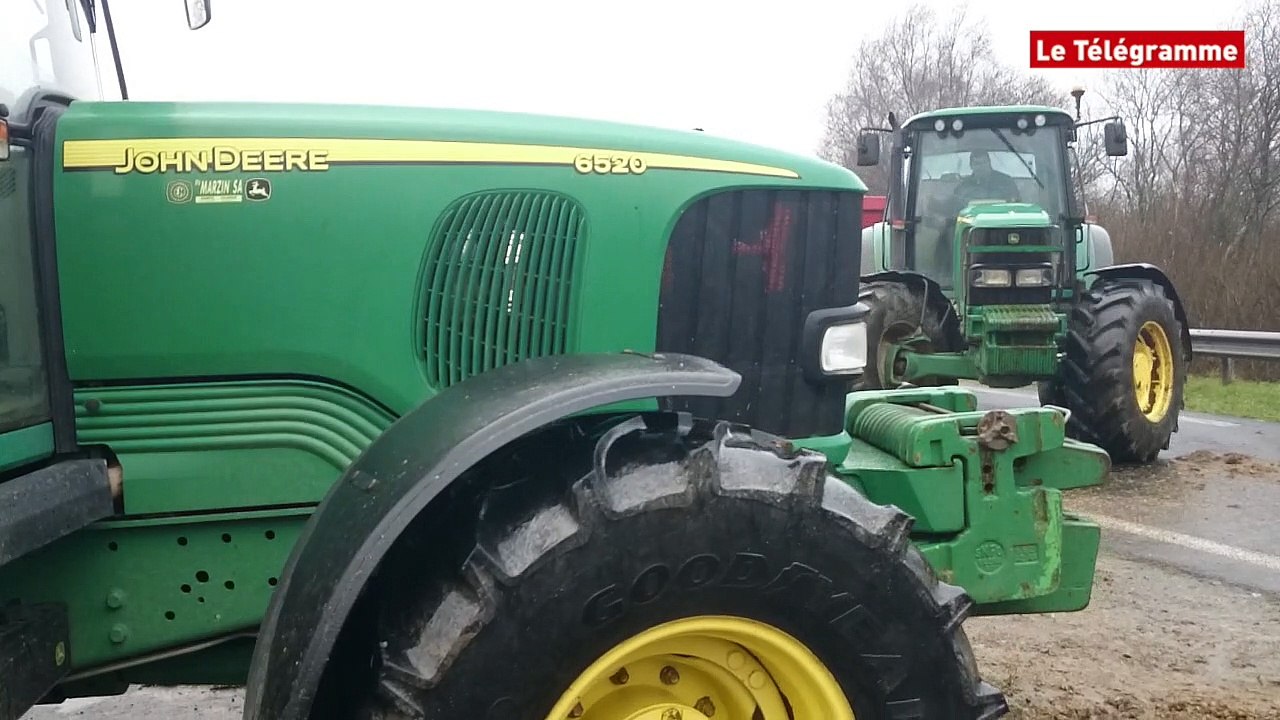 Agriculteurs. La D712 bloquée. Des poids lourds contraints de faire demi tour