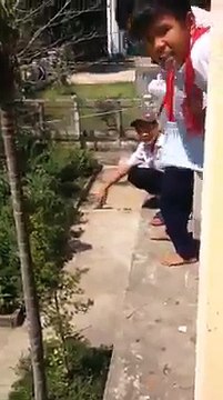 Nhóm học sinh nhảy từ tầng 2 để trốn học