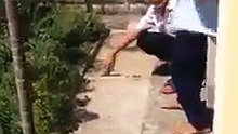 Nhóm học sinh nhảy từ tầng 2 để trốn học