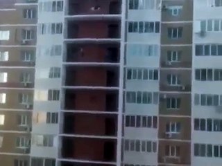 Девушка прыгала с балкона на балкон убегая от неизвестных в Хабаровске