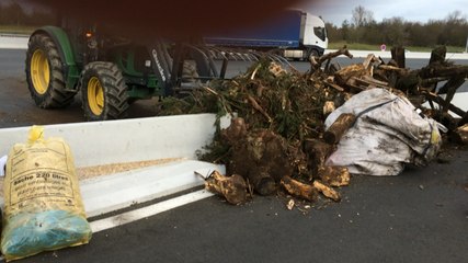 Au péage d'autoroute d'Ancenis, les agriculteurs décharge leur remorque