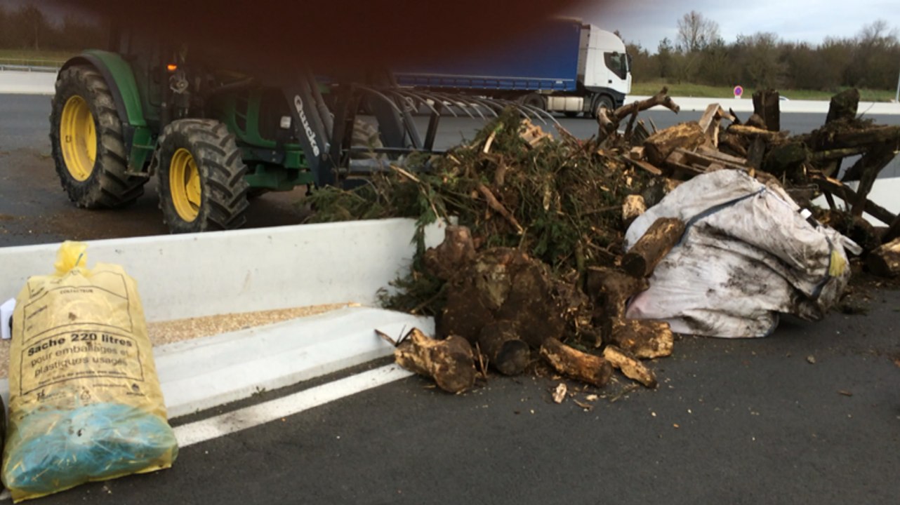 Au péage d'autoroute d'Ancenis, les agriculteur...