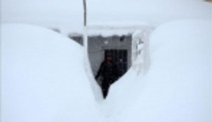 Tek katlı evler kara gömüldü