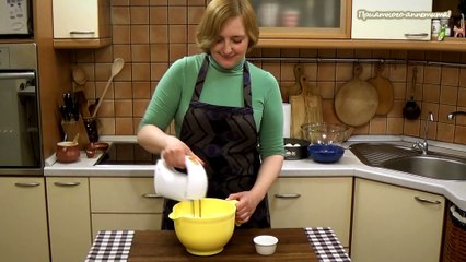 Шоколадный пирог с творожными шариками