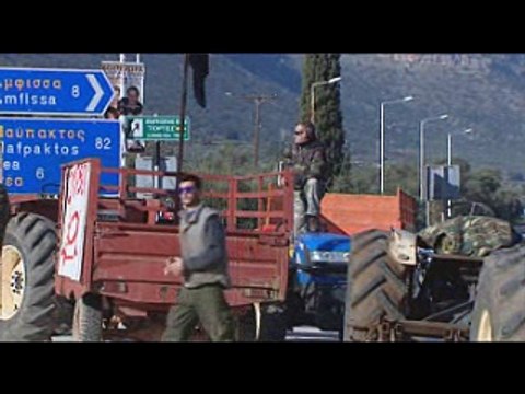 Στο δρόμο και οι αγρότες της Φωκίδας. Διαμαρτυρία με αγροτικά μηχανήματα στην Άμφισσα και αποκλεισμό δρόμων