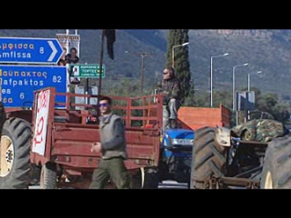 Στο δρόμο και οι αγρότες της Φωκίδας. Διαμαρτυρία με αγροτικά μηχανήματα στην Άμφισσα και αποκλεισμό δρόμων