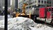 Camion impressionnant qui ramasse la neige dans les rues de Washington DC après la tempete de neige Jonas