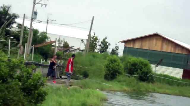 ПАРЕНЬ ОТПУСТИЛ ОГРОМНУЮ РЫБУ