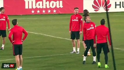 Griezmann intentó lo imposible marcar desde detrás de la portería.
