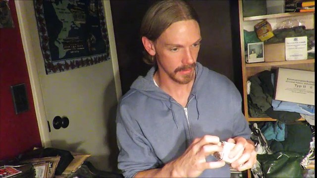 Fumer une cigarette d'une ration de survie de 1951 de l'armée datant de la guerre de Corée