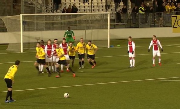 Une combinaison sur coup franc totalement ratée !
