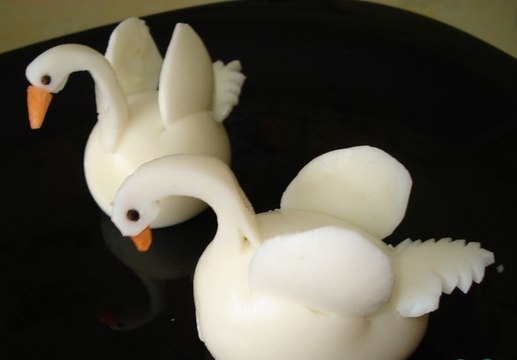 Лебедь из яйца. Карвинг из яйца. Украшения из яйца