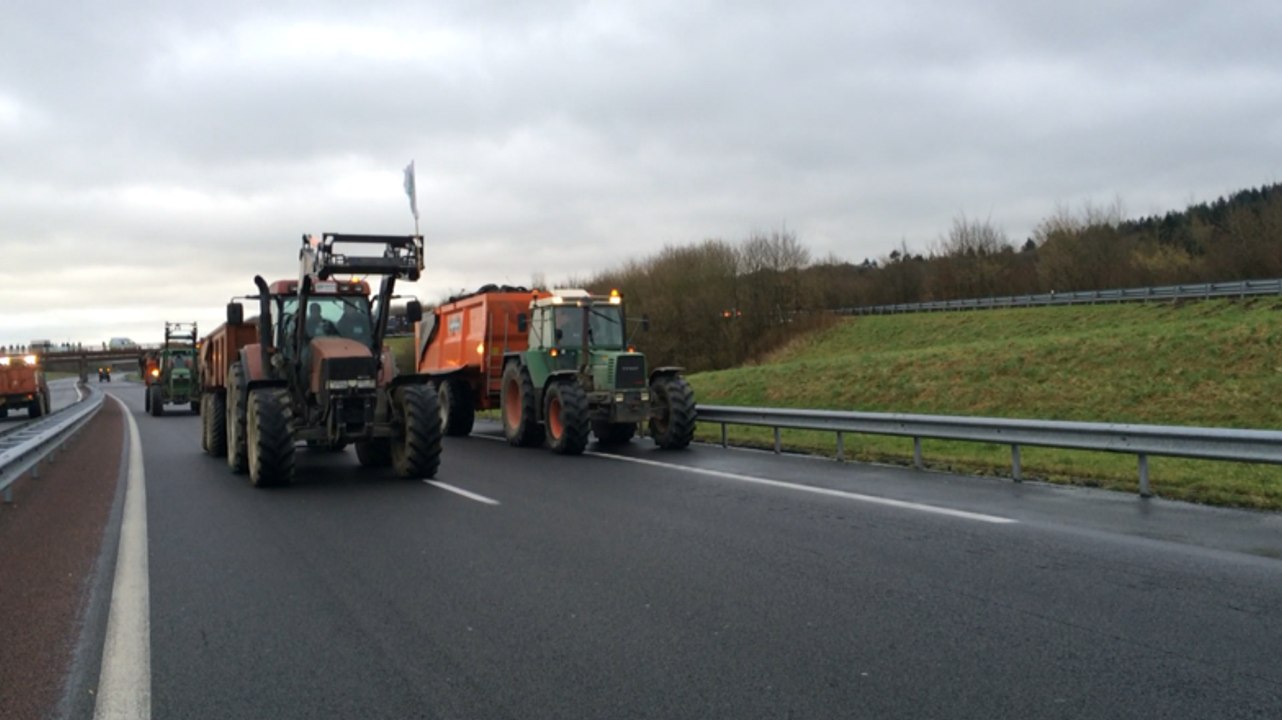 Blocage de l'A84 par les agriculteurs