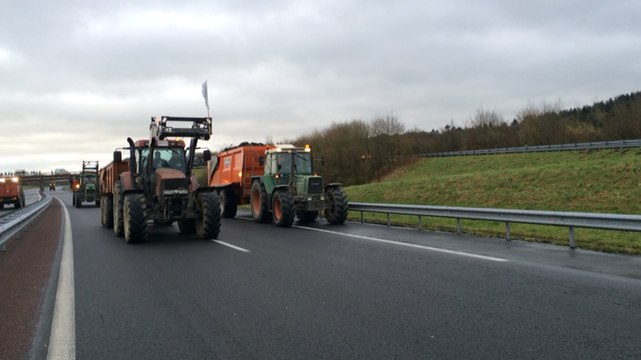 Blocage de l'A84 par les agriculteurs