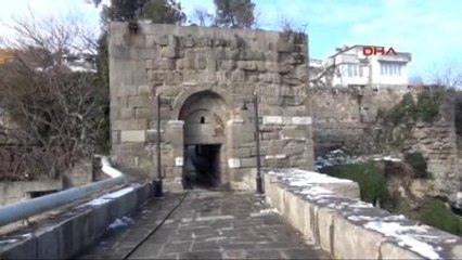 Bartın Tarihi Amasra Kalesi'ndeki Sprey Yazılar Temizleniyor