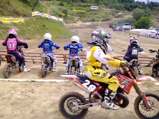 Un petit énerver sur la ligne de départ!