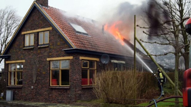 Uitslaande brand verwoest dak van huis in Kloosteburen - RTV Noord