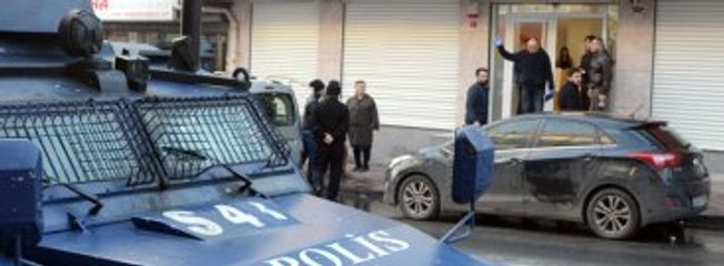 Okmeydanı'nda Soygun Şoku! Paraları da, Güvenlikçinin Silahını da Alıp Kaçtılar