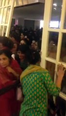 کراچی میں کپڑے کی سیل پر لڑکیوں اور عورتوں نے ایک دوسرے کو ننگا کر دیا