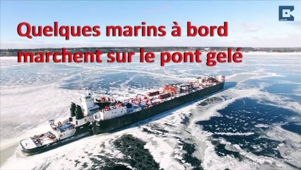Les magnifiques images d'un cargo pris au piège dans un lac gelé