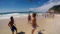 Séance de jongles sur la plage avec un chien