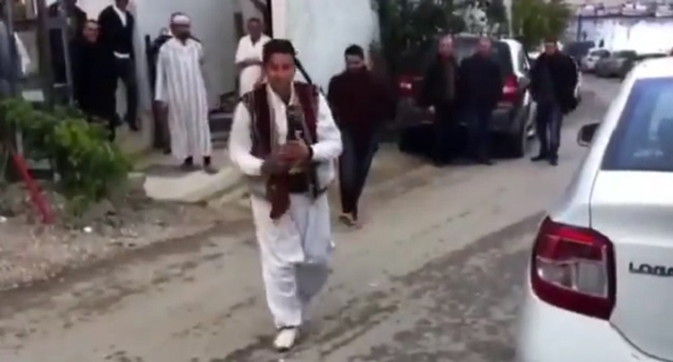 La danse du fusil lors d'un mariage en Algérie