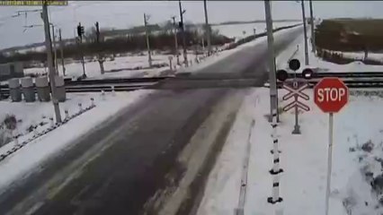 ШОК! ПОЕЗД СНЕС АВТО !