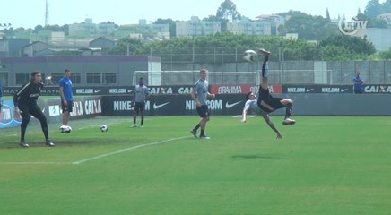 Lucca quase repete gol de voleio que fez contra o Galo em 2015
