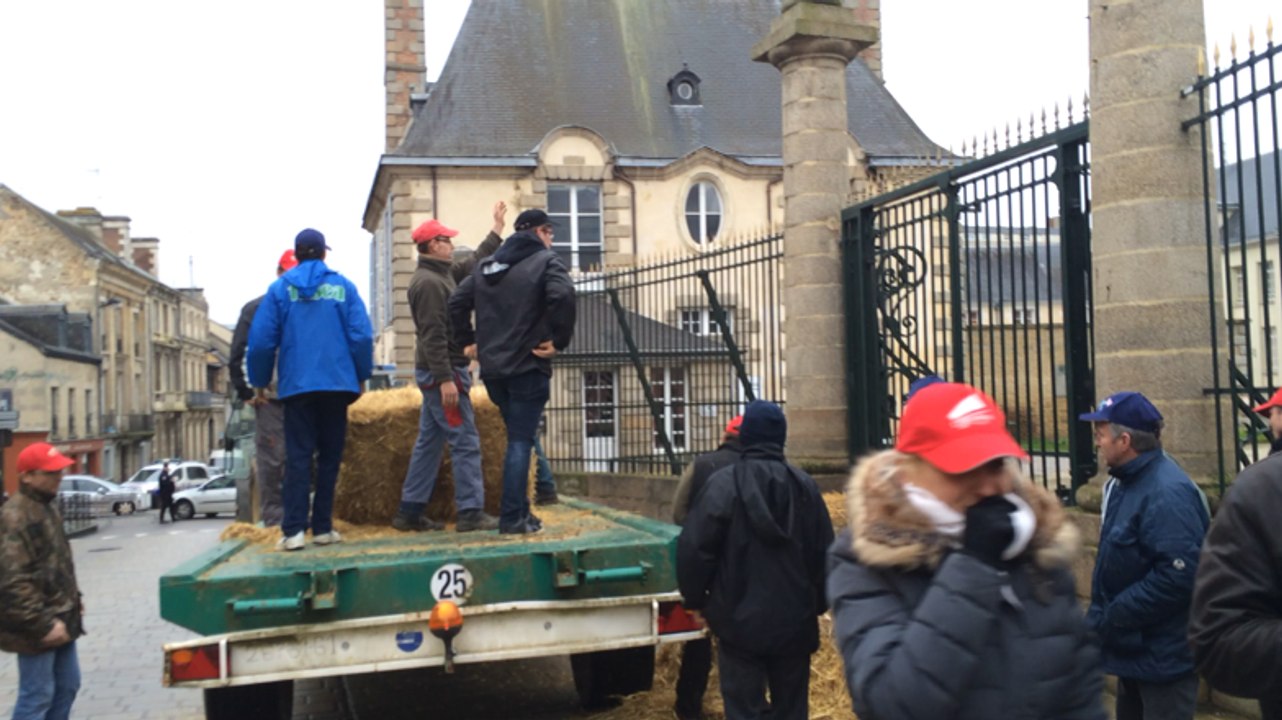 Manifestation des agriculteurs devant la préfecture